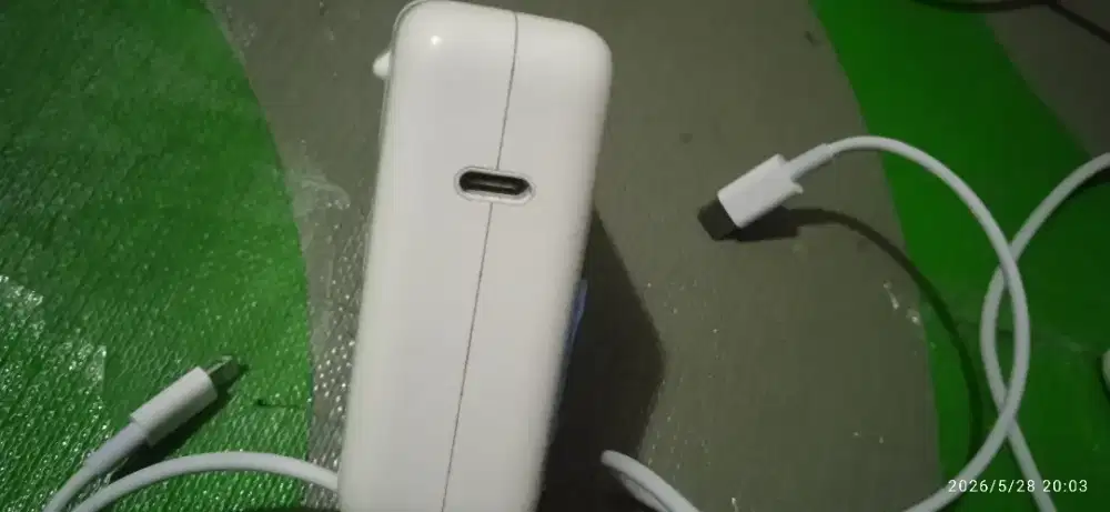 Charger apple dan kabel ori. Buat cas HP ip. Dan headset blotoot Ip