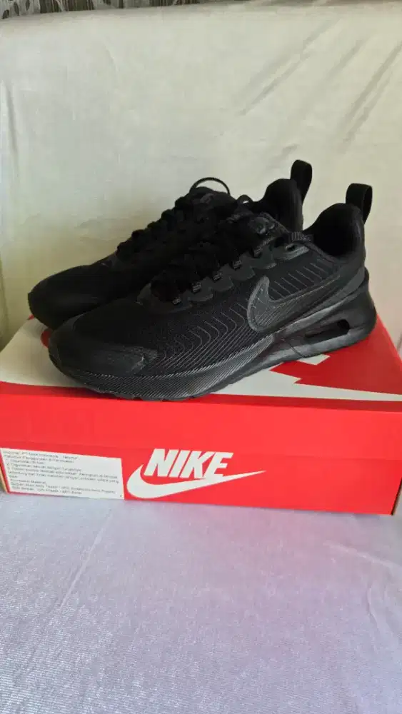 NIKE AIR MAX NUAXIZ