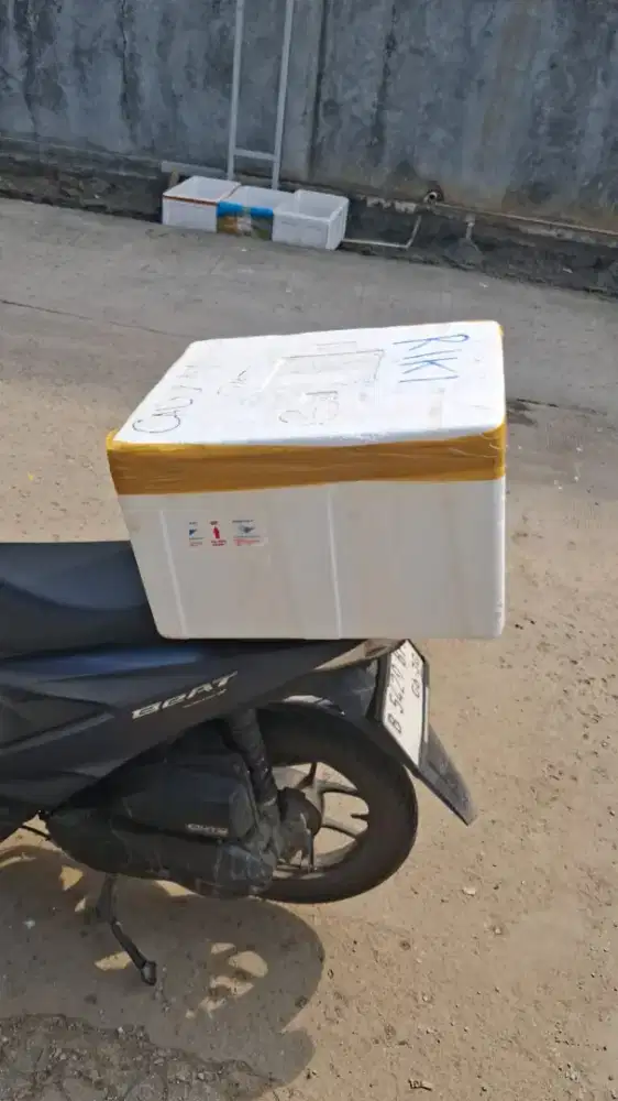 Kurir motor antar barang