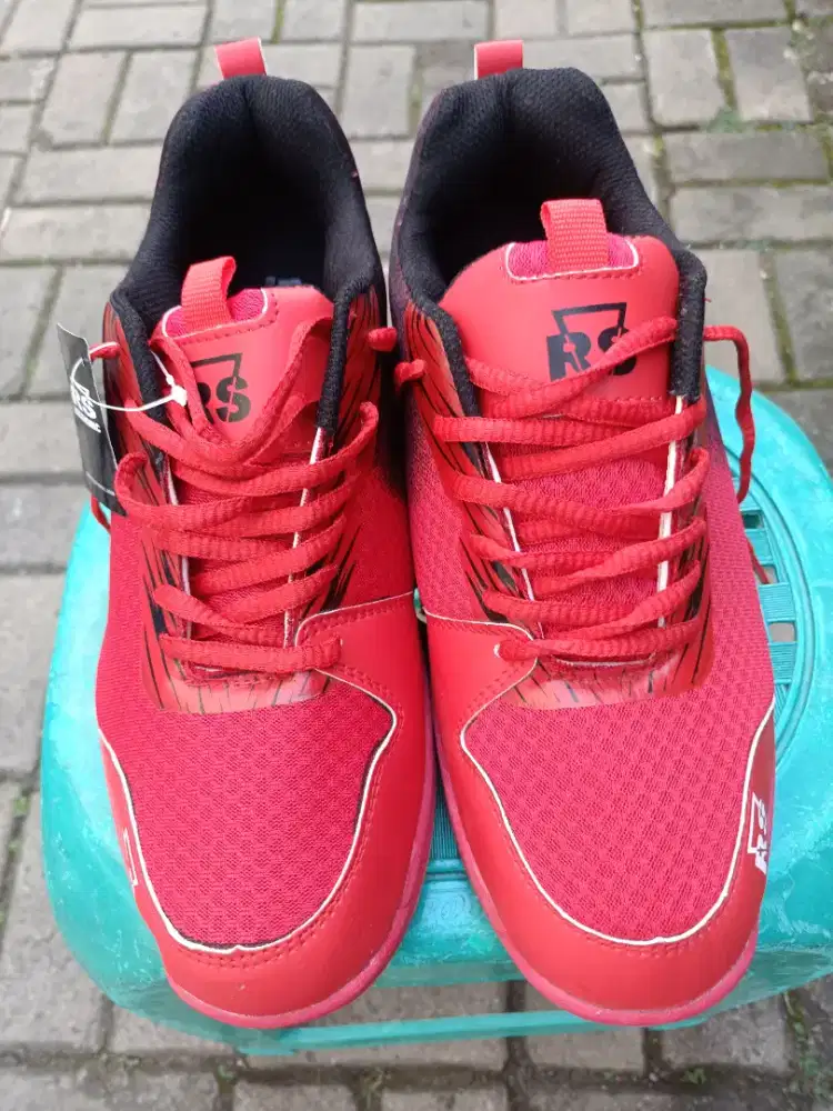 SEPATU OLAHRAGA MERK ROSOBIN