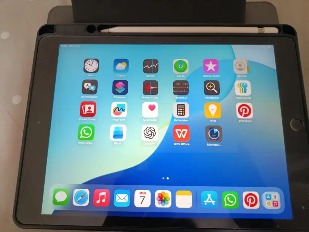Lengkap iPad gen 7 32 GB ga pernah di pakai sejak beli jarang  pakai