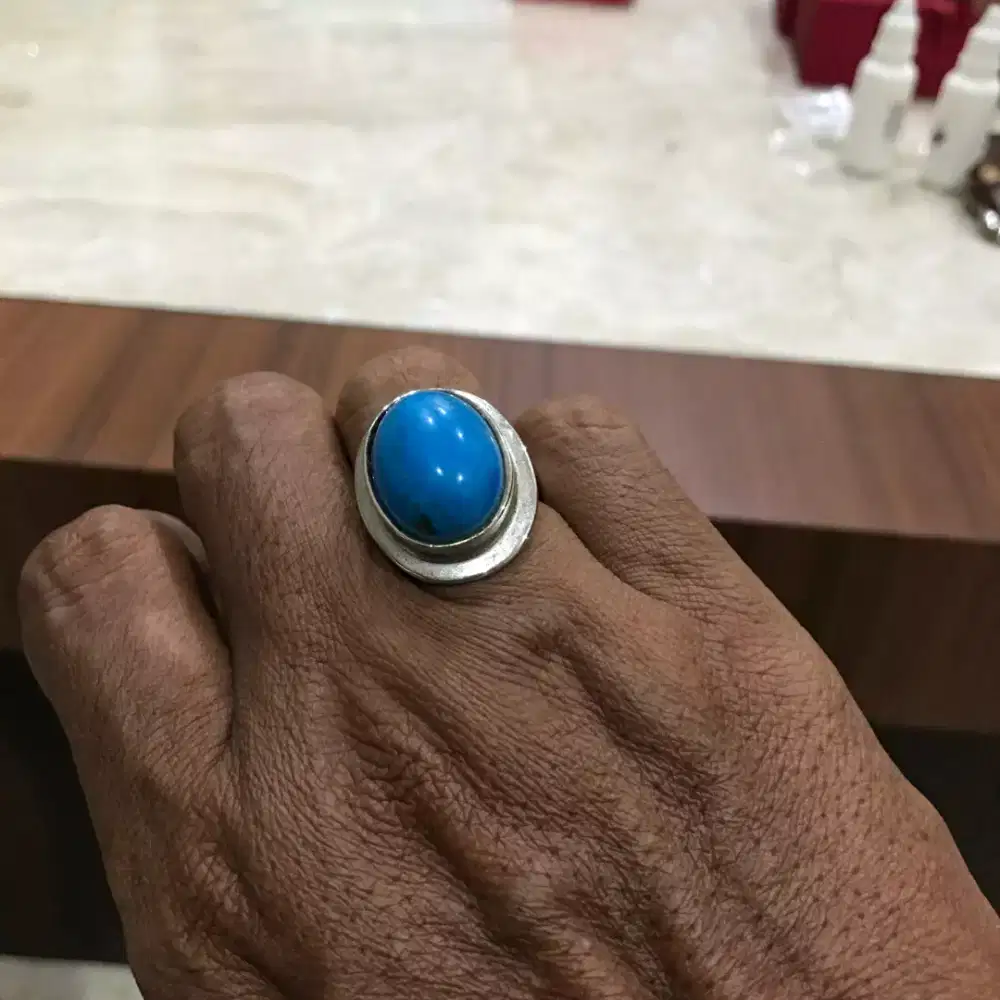 Batu pirus Persia biru menyala