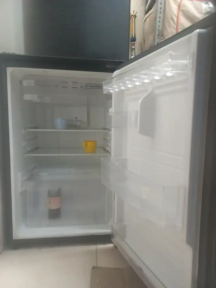 Dijual Kulkas Sharp 2 Pintu Bekas/Second -  kondisi mulus 95% spt baru