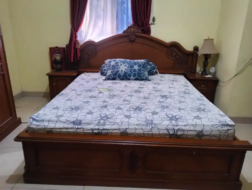 Di jual cepat  1 set isi kamar lemari,kasur dn meja hias semua dri jdi
