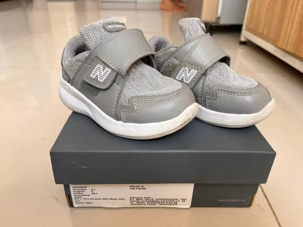 Preloved , Sepatu New Balance Gray Velcro Size 20.5 Original