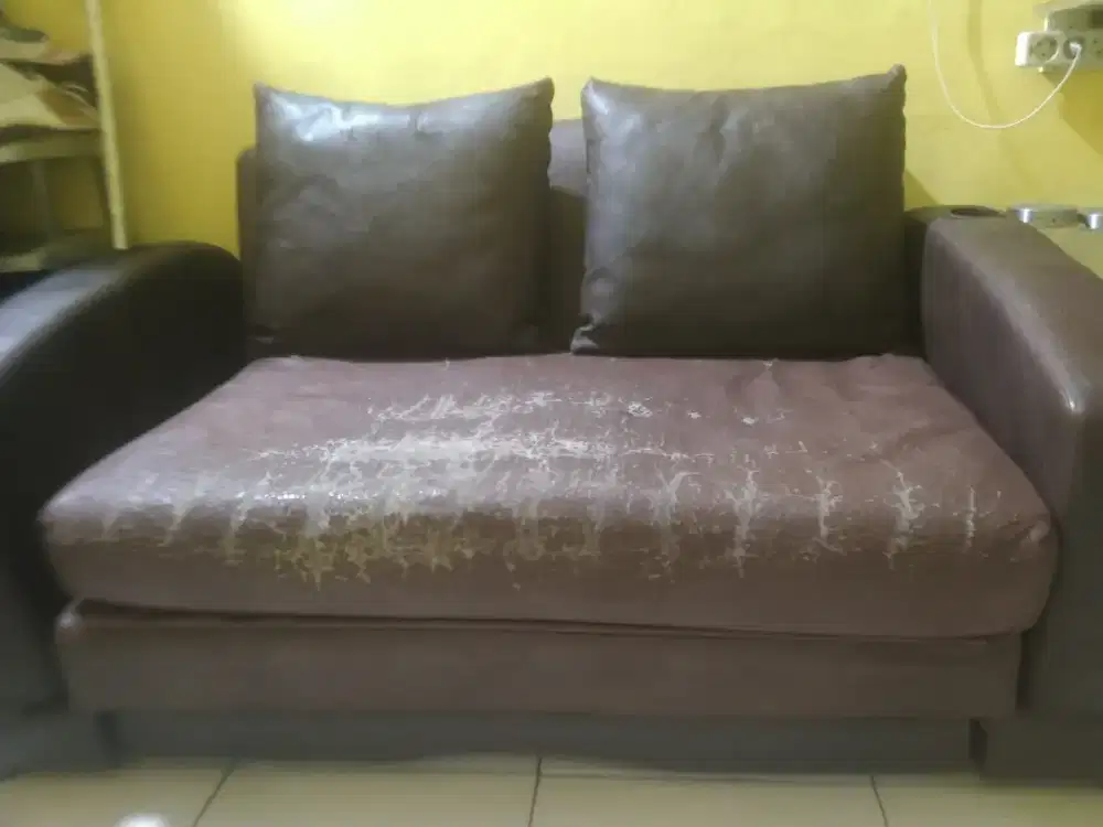 Sofa kulit sintetis