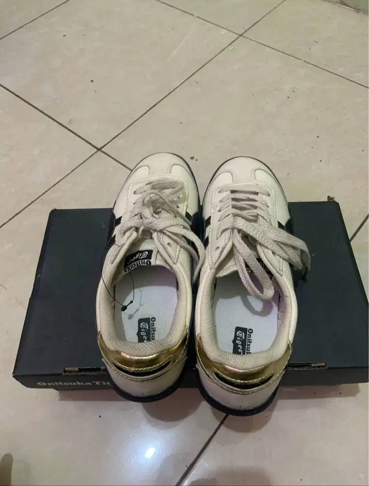 ONITSUKA TIGER SIZE 43