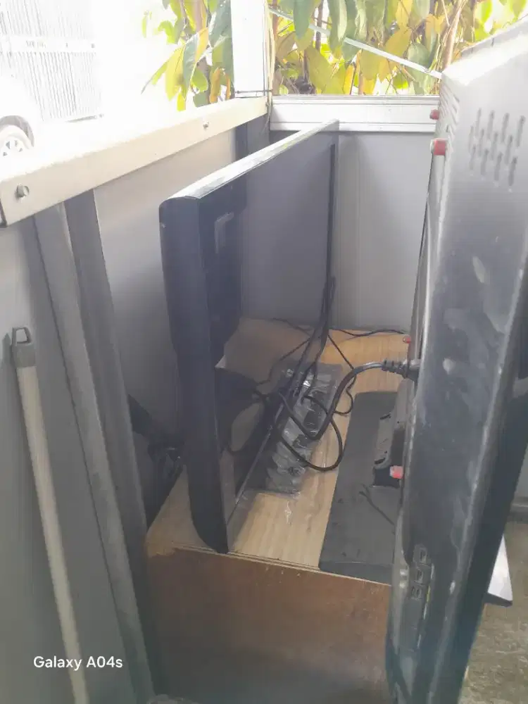 Tv lcd bekas buat kanibalan