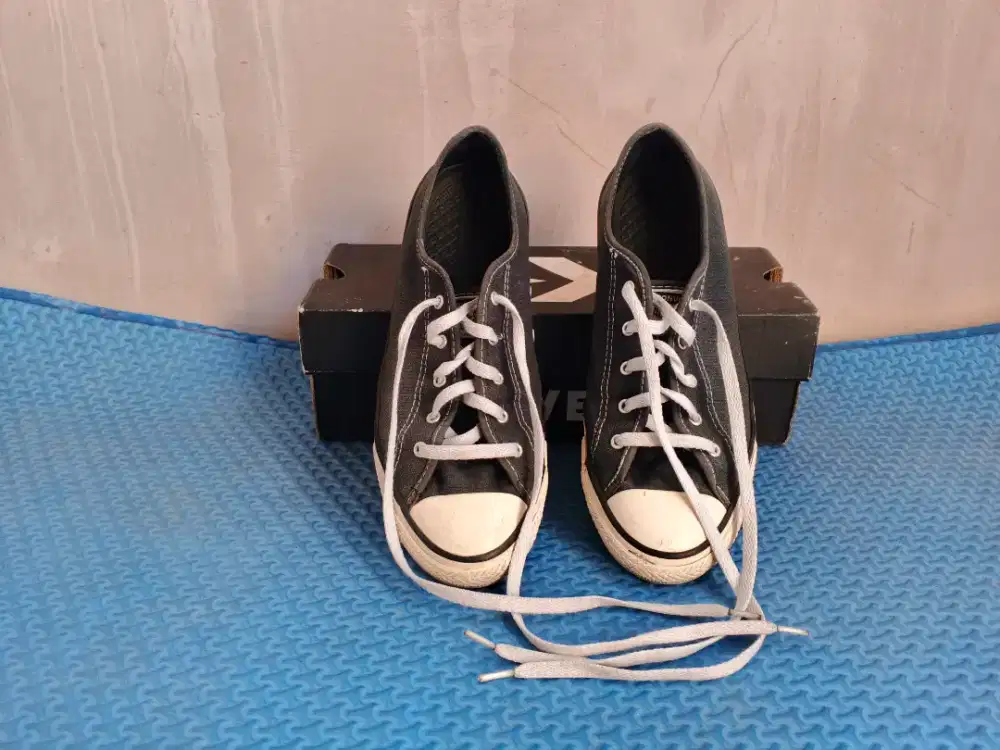 Sepatu Sneakers Converse Sepasang Lengkap Dus