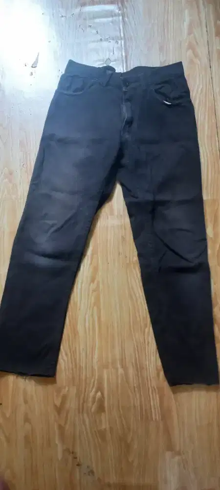Celana Jeans Hitam Pria.