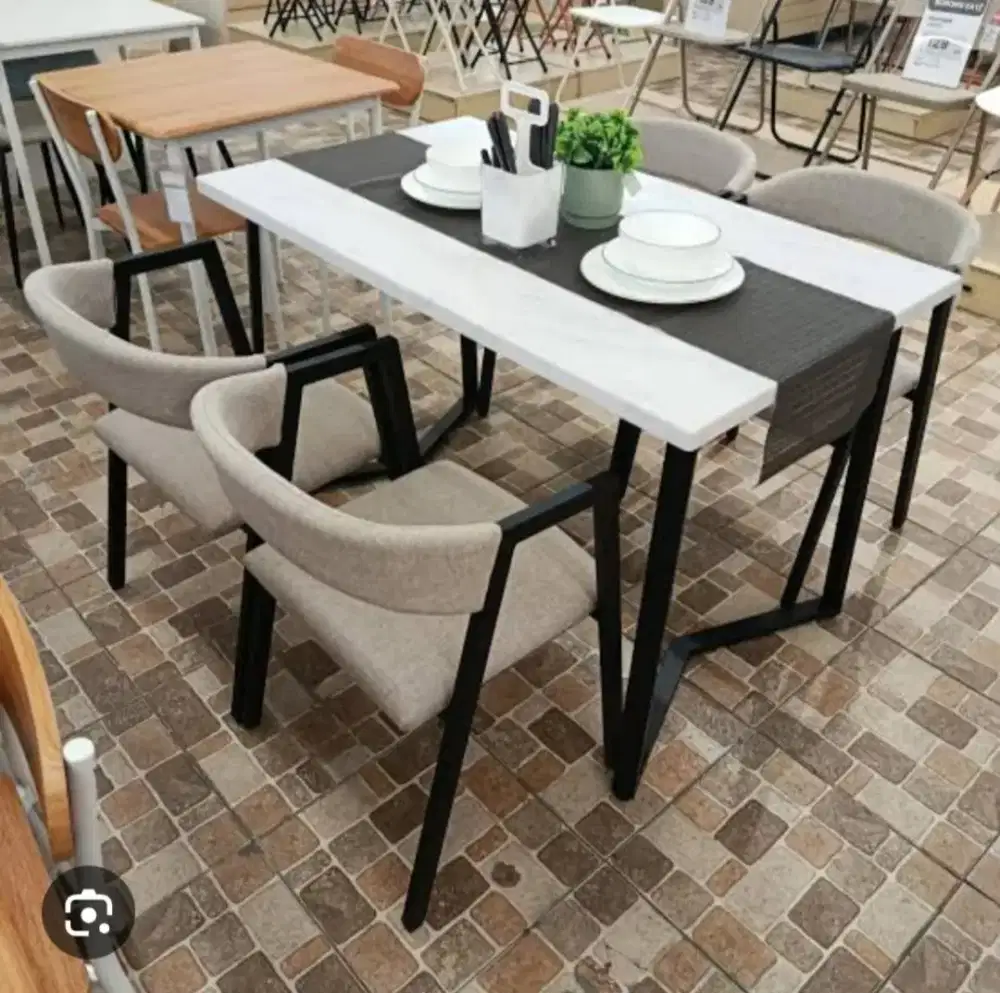 Meja makan 4 kursi