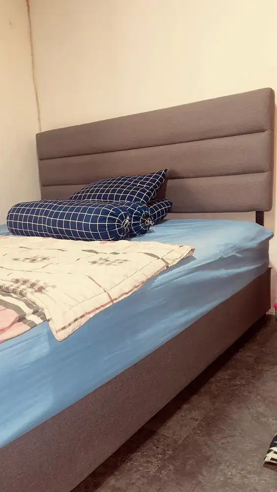 Dijual Dipan plus head board 180x200 merk informa
