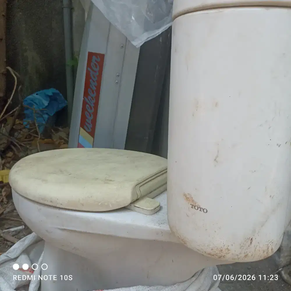 Closed toto closet