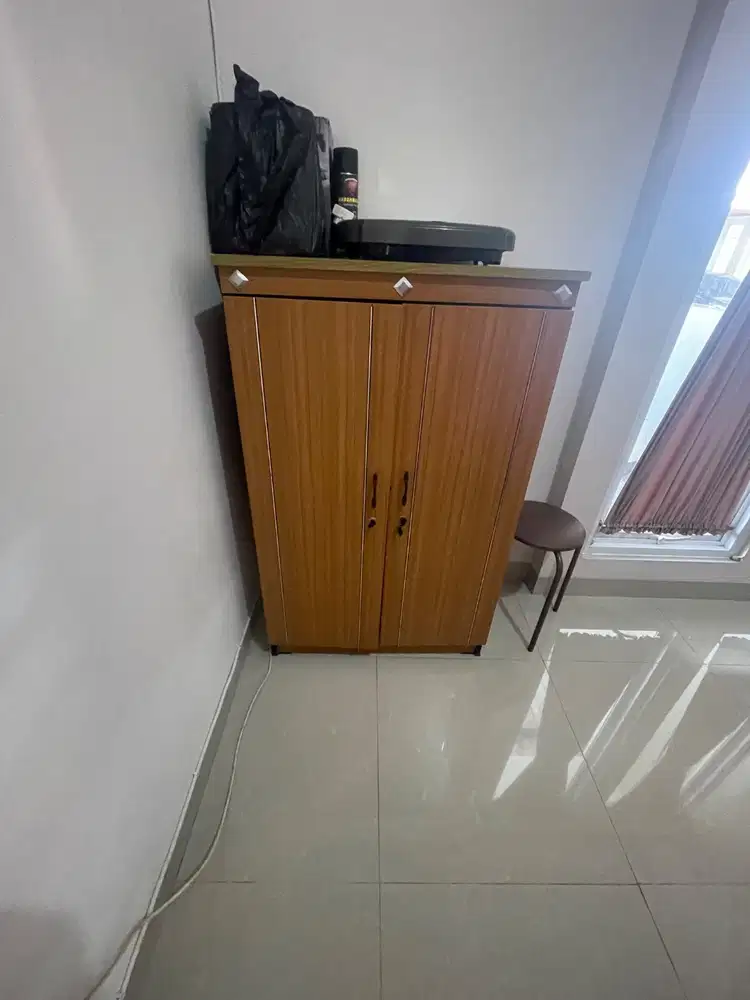 Lemari Pakaian kayu dan sangat layak dipakai