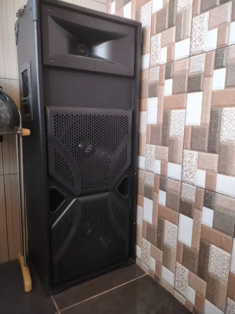 Speaker salon warna hitam