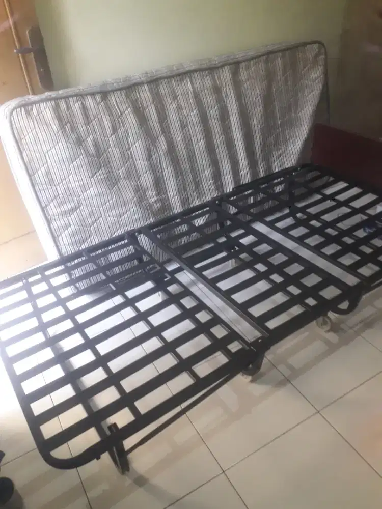 Tempat tidur besi lipat
