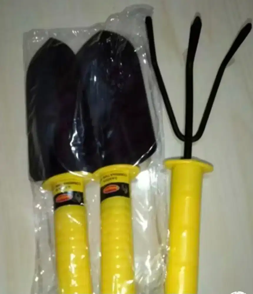 Alat kebun ( sekop besar,garu kebun,sekop kecil)