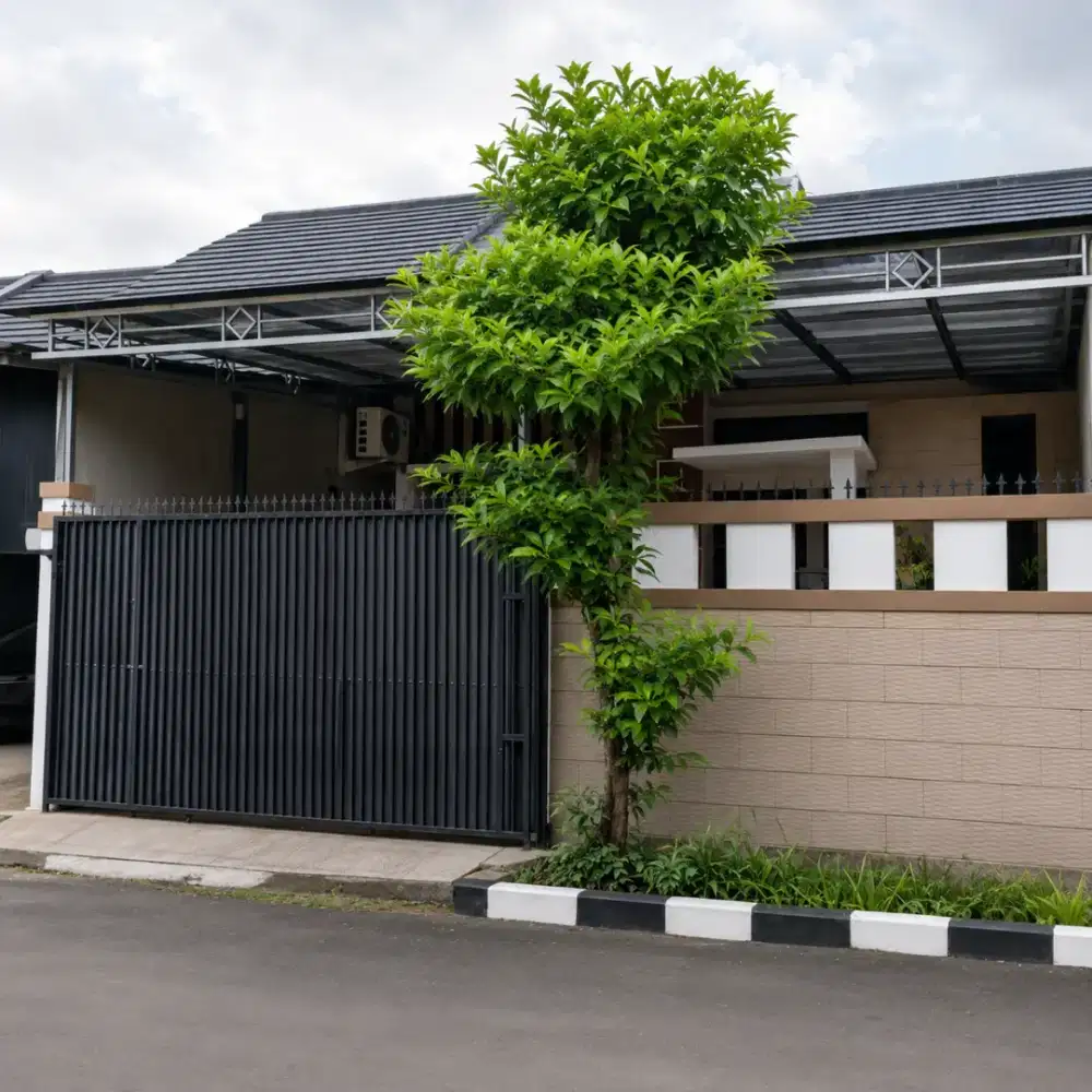 Rumah ini dijual cepat didalam komplek posisi bagus depan taman persis