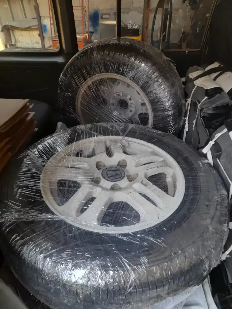 Ban dan velg mobil
