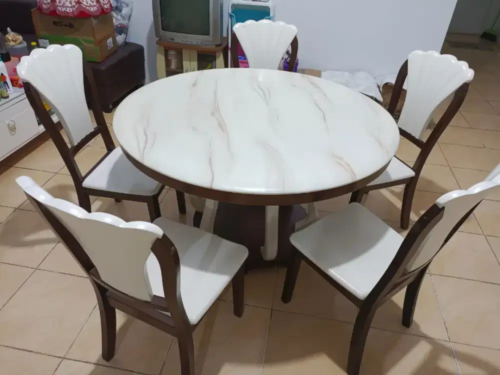 Meja makan minimalis
