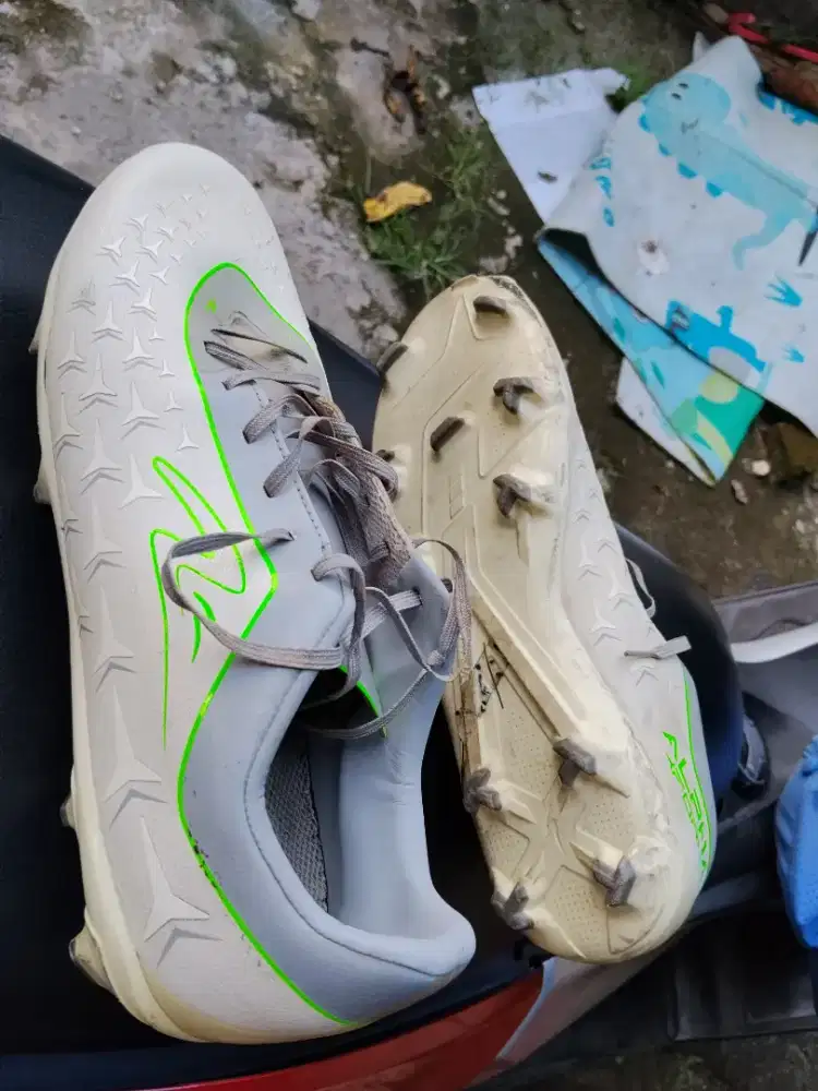 Jual sepatu bola merk specs, masih bagus