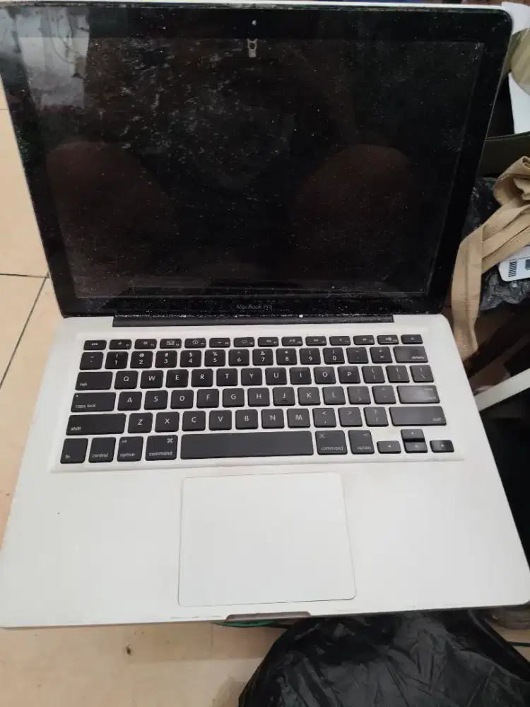 MacBook Pro 13 Inch Bekas - Baterai Melembung / Trackpad Terangkat