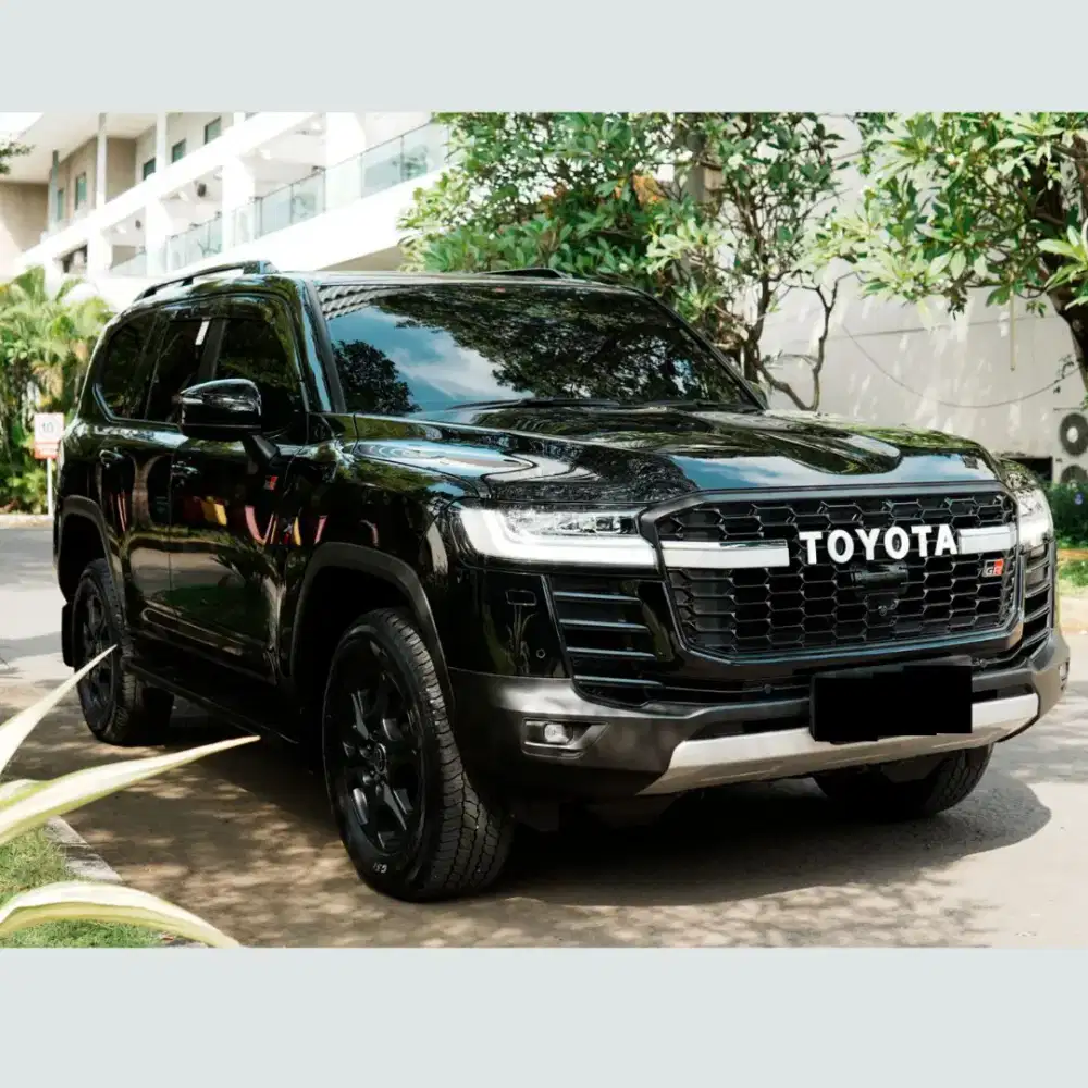 Land Cruiser 300 GR Nik 2025
Black 
Km 6rb