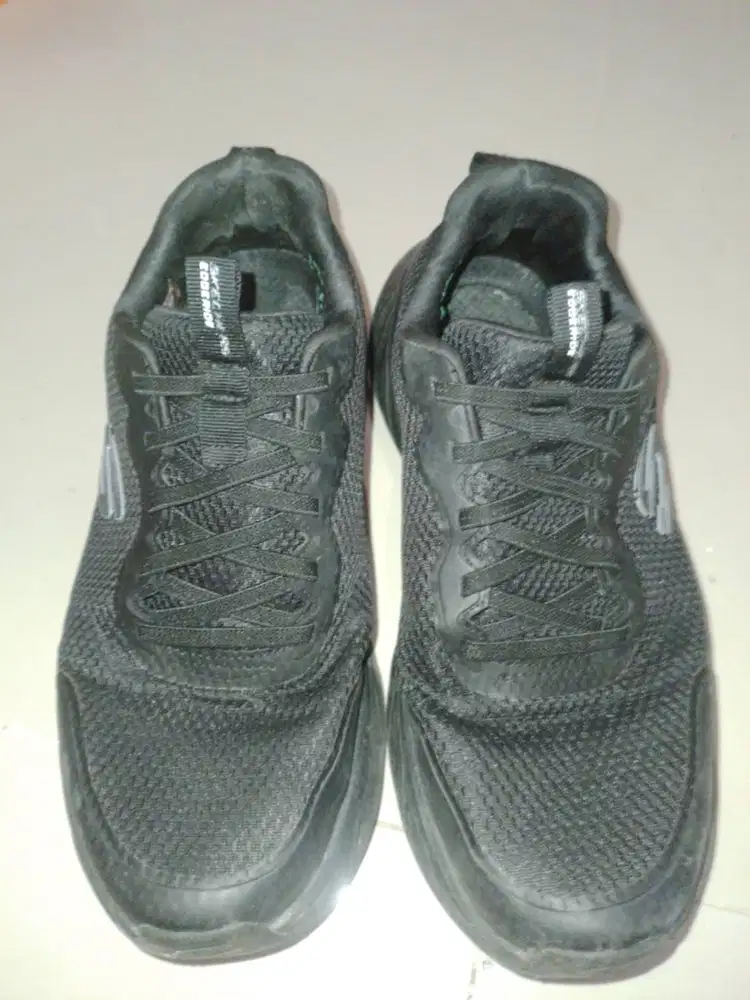 Sepatu skechers pria