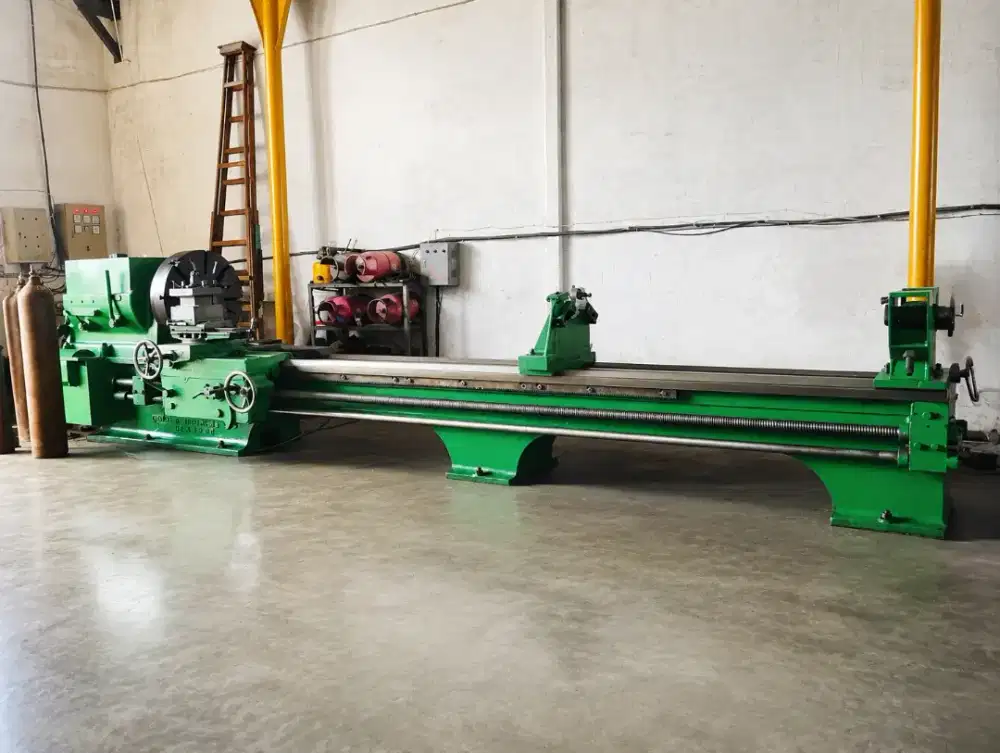 Mesin bubut Heavy Duty