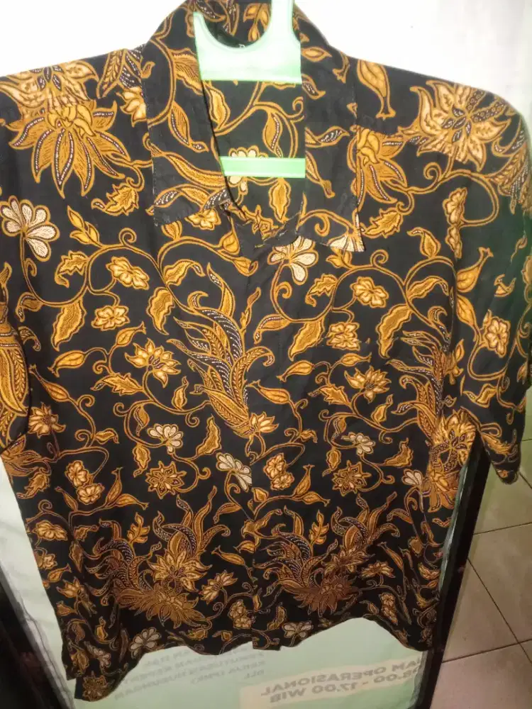 Butuh uang jual baju pria ada 4