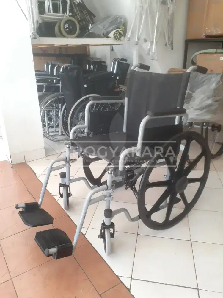 Kursi roda standart bekas