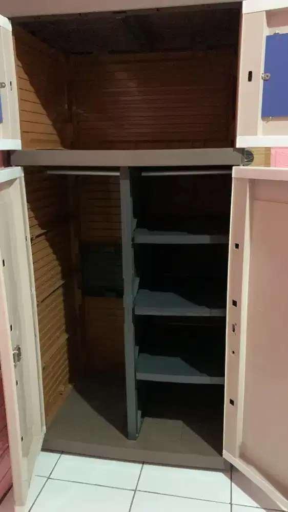 Lemari baju dua pintu