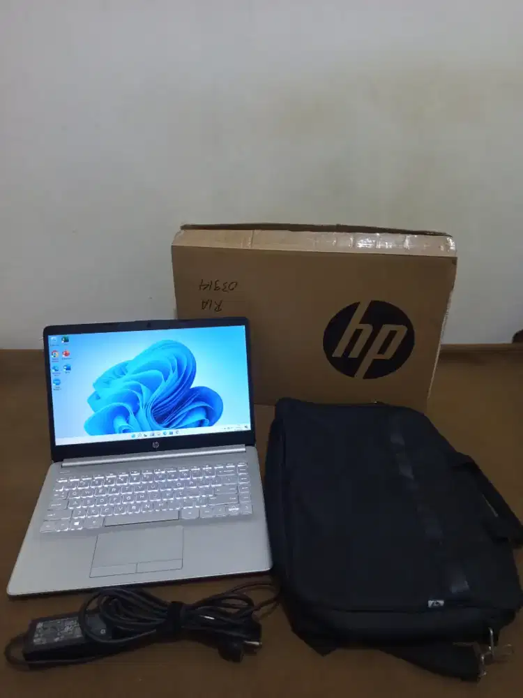 Laptop hp 14s ram 8gb ssd 256gb 95% MULUS (BACA DESKRIPSI)