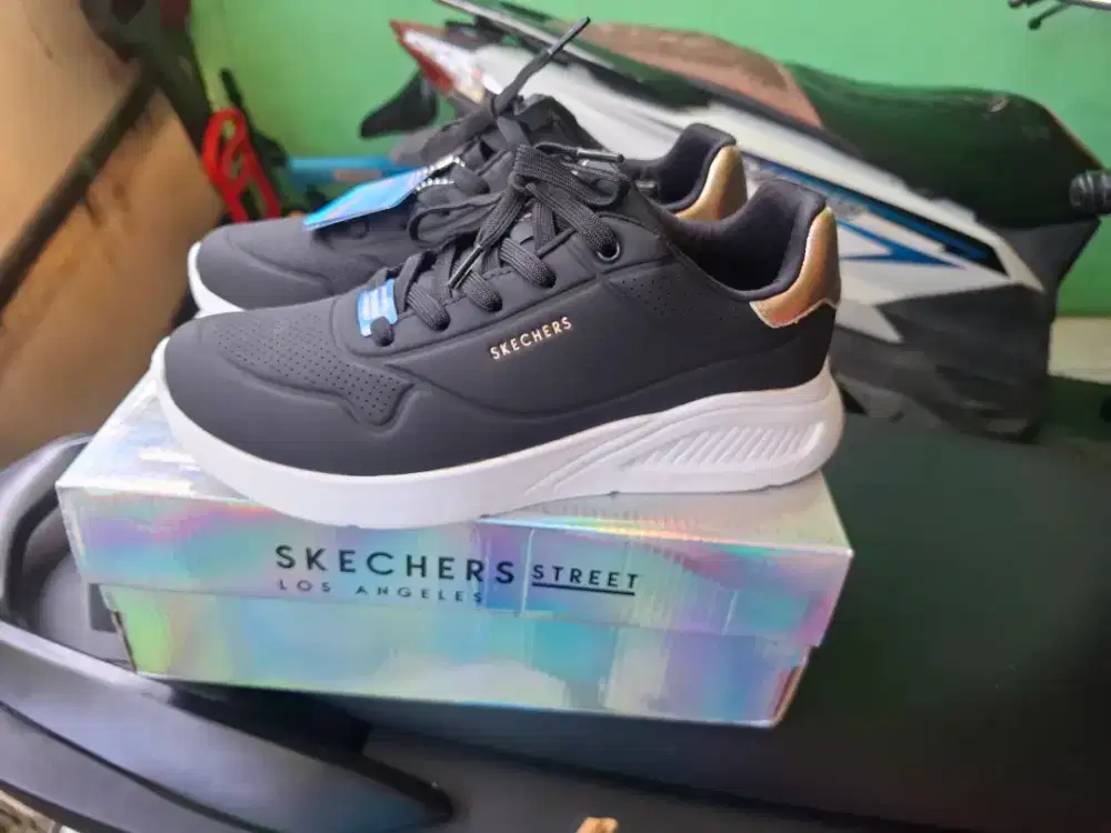 SEPATU SKECHERS