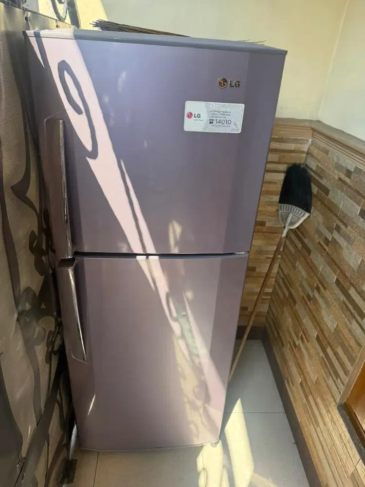 Kulkas LG warna ungu