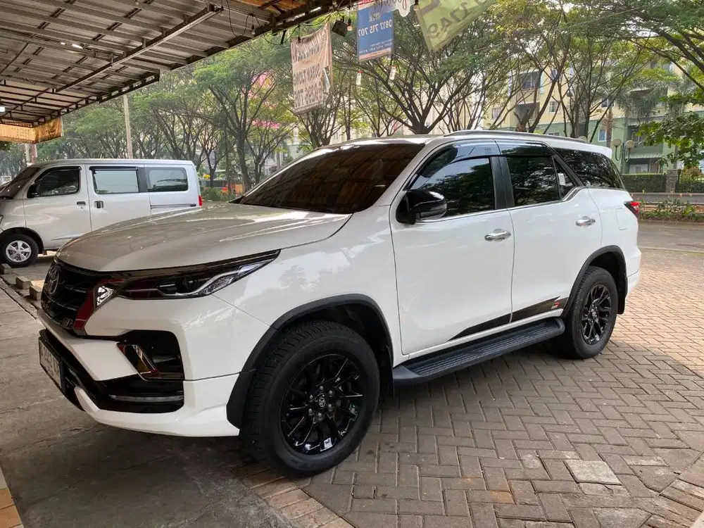 Toyota Fortuner GR Sport VRZ 2.8 Diesel AT 2023 Putih | Tangan Pertama