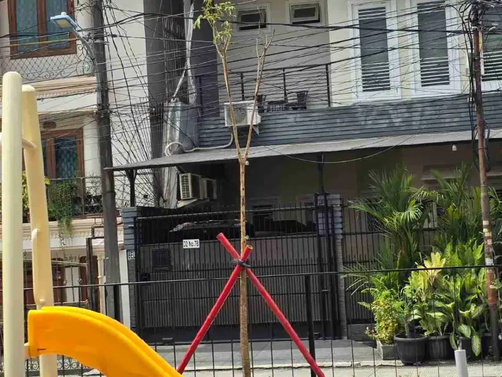 DIJUAL RUMAH 3 LANTAI TAMAN RATU – JAKARTA BARAT, SHM, DEPAN TAMAN BERMAIN