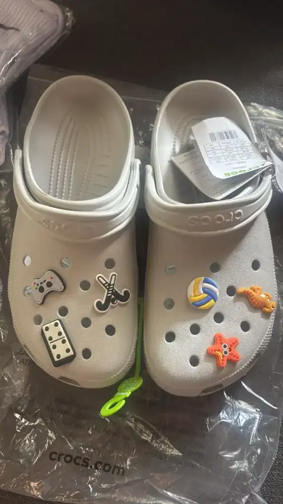 SENDAL CROCS SIZE M8 WARNA BONE DAN ATMOSFER