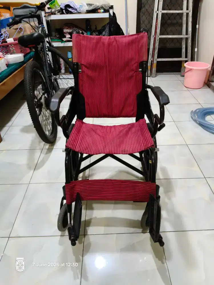 Kursi roda lipat ringan
