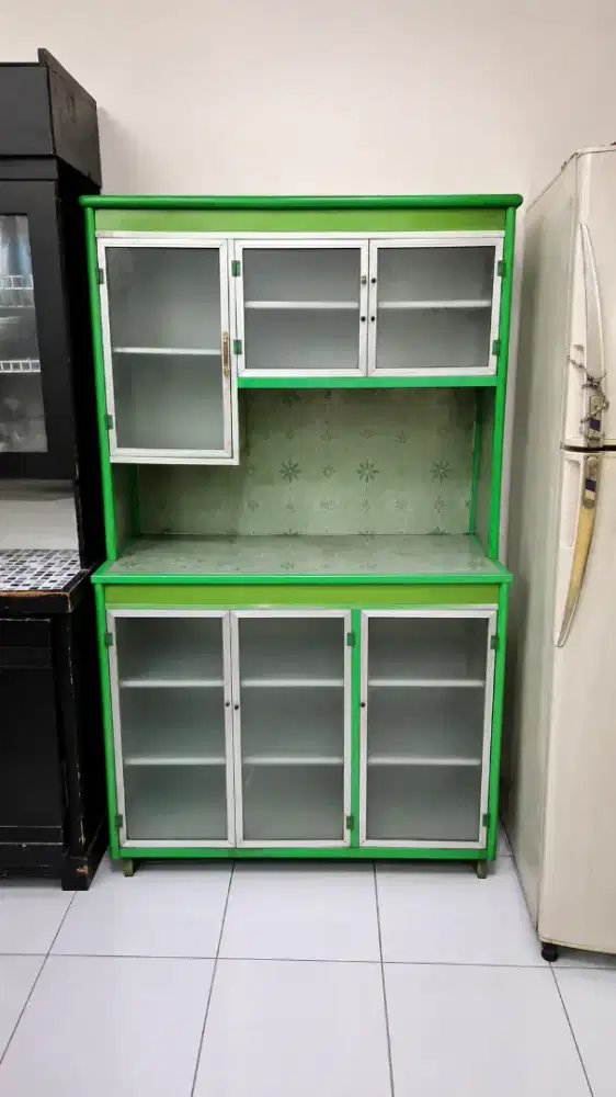 Lemari Rak Piring Aluminium Kaca Bekas Masih Kokoh dan Layak Pakai