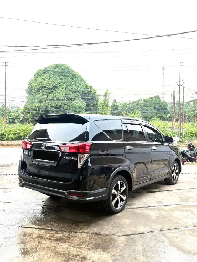 Innova Venturer 2.4 AT Diesel 2021