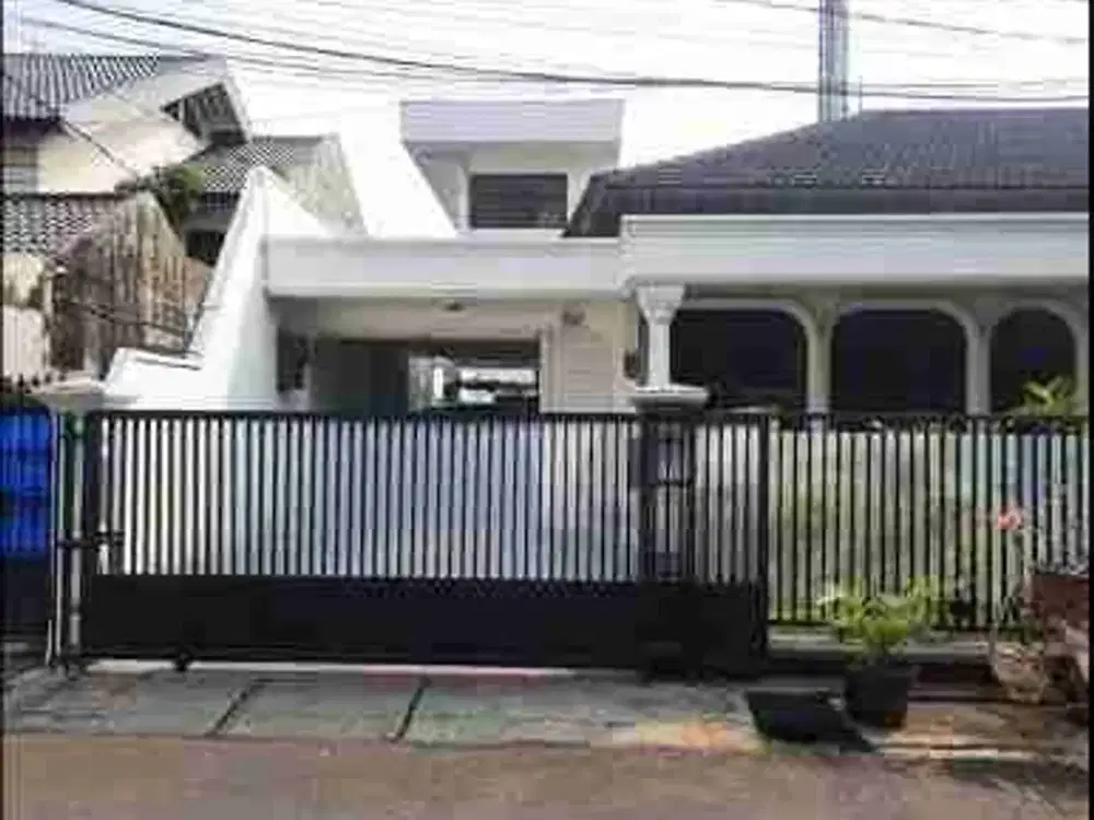 Dijual Rumah di Kebayoran Lama Jakarta Selatan. Halaman Luas dan Bebas Banjir.