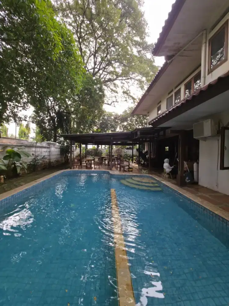 Rumah Hook di Kemang Dalam Jakarta Selatan Semi Furnished