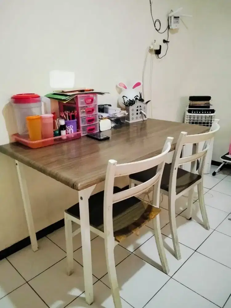 Meja makan + 2 kursi makan