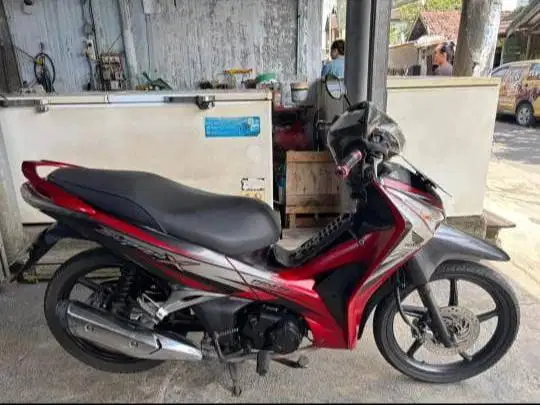 Supra X 125 injeksi Helm-in CW