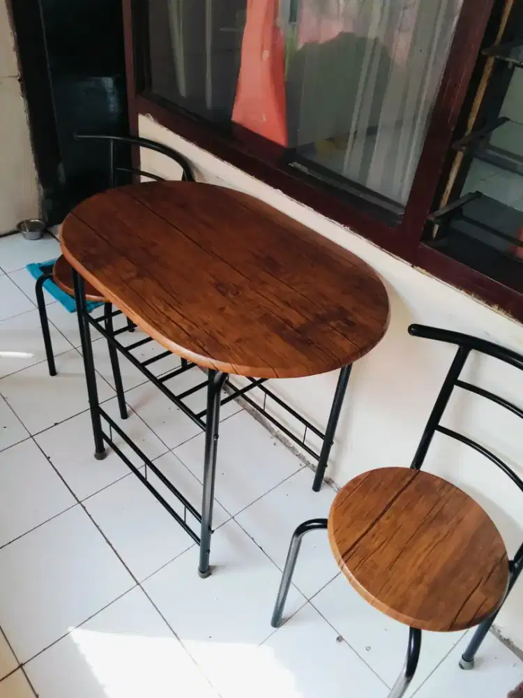 Meja dan 2 kursi teras