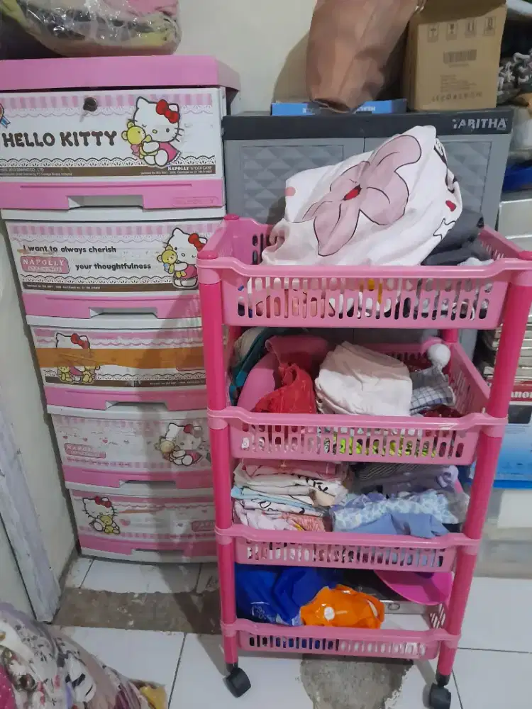 Lemari pakaian dan rak tingkat