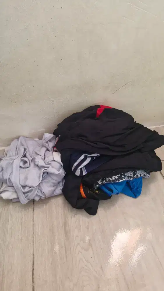 Celana dan singlet bekas