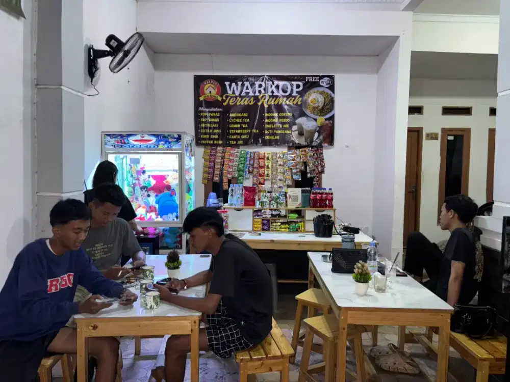Meja dan bangku kayu