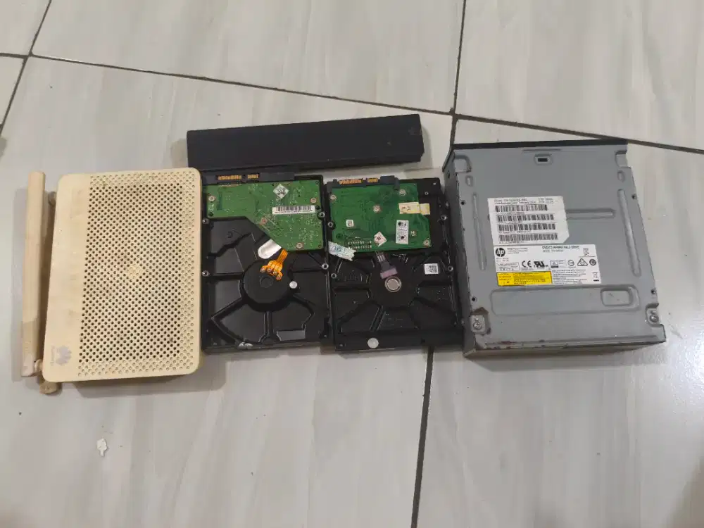 Hardisk 500 gb x 2  , dvd raw , router huawei , baterai laptop thosiba